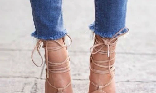 Street style sành điệu với chiếc quần jean rách gấu đang hot