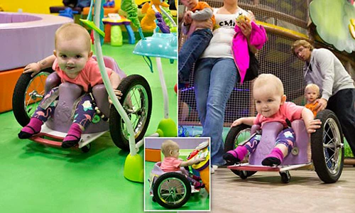 Liệt vì u cột sống, bé 1 tuổi thành thạo trên xe lăn