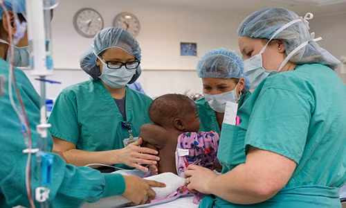 Mổ tách thành công bé gái 4 chân khỏi thai nhi ký sinh