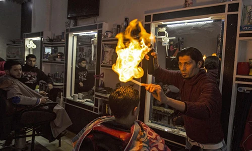 Hãi hùng cảnh cắt tóc bằng lửa cháy bùng bùng trên đầu