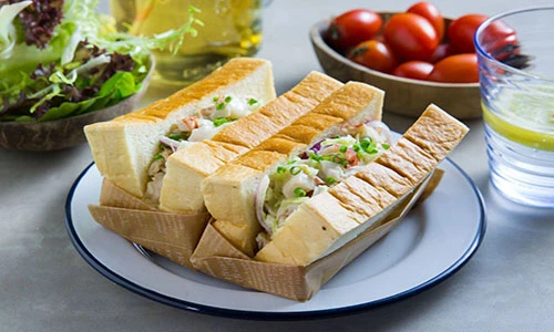 15 phút làm sandwich tôm cay cho bữa sáng gia đình