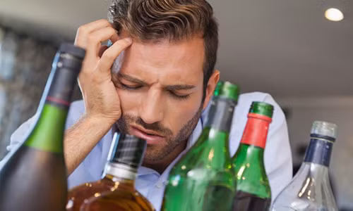 Dấu hiệu bệnh chết người dễ nhầm với say rượu