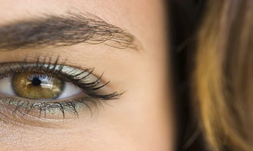 Cách trang điểm để làm nổi bật đôi mắt nâu