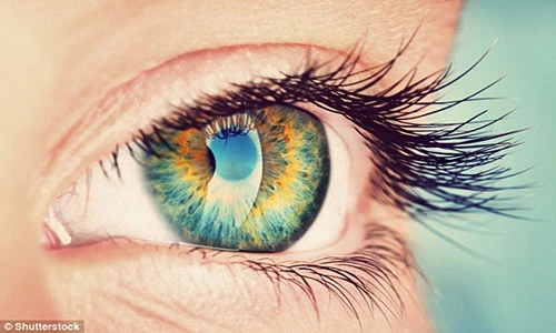 Nghiện sinh tố rau cải, quý bà 60 tuổi suýt bị mù