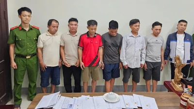 Bắt nhóm đối tượng tổ chức “xóc đĩa” ở bãi đất giữa sông Lam