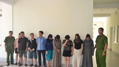 Đột kích sới bạc kiên cố như chuồng cọp bắt “bà trùm” và 8 con bạc 