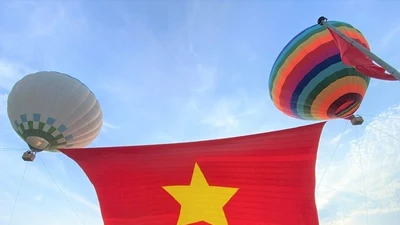 Đại kỳ Tổ quốc bay phấp phới trên quê hương Bác