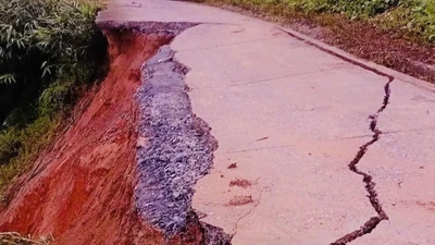 Đường vào nhiều bản làng ở Thanh Hóa bị "xé toạc" dài hơn 100m