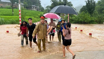 Công an Thanh Hóa vượt mưa lũ hỗ trợ sản phụ kịp thời tới bệnh viện cấp cứu