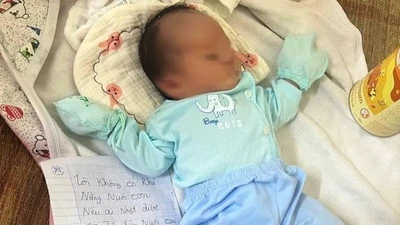 Bé gái sơ sinh bị bỏ rơi bên đường cùng lời nhắn nhói lòng của người mẹ