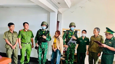 Bắt người phụ nữ giấu “hàng trắng” trong túi áo ở Đà Nẵng