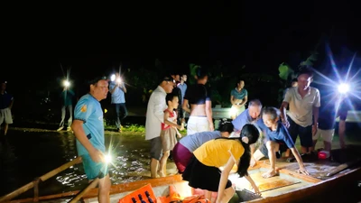 Nước dâng cao, người dân vùng hạ du Nghệ An chạy lũ trong đêm