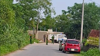 Người dân hốt hoảng phát hiện hai thi thể dưới mương nước ở Nghệ An