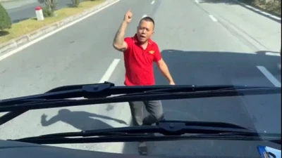Phẫn nộ người đàn ông ngồi giữa đường, chặn xe khách trước hầm Hải Vân