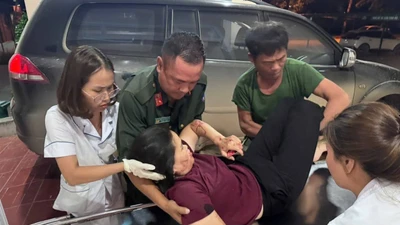 Kịp thời cứu người phụ nữ bị tai nạn nằm bất động bên đường