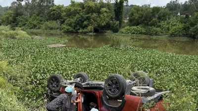  Xe bán tải lật ngửa tại mép sông, thai phụ ở Nghệ An may mắn thoát nạn