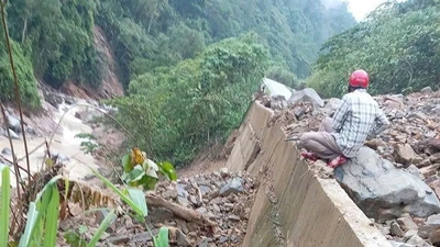 Quốc lộ 16 đoạn qua Nghệ An bị sạt lở, đứt gãy nghiêm trọng