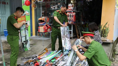 Thu giữ hàng trăm khẩu súng nhựa cùng nhiều đồ chơi trẻ em nguy hiểm tại Nghệ An