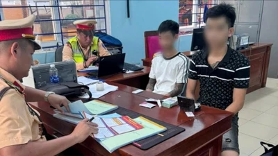 Kịp thời khống chế 2 đối tượng dương tính với ma túy lái ô tô bỏ chạy