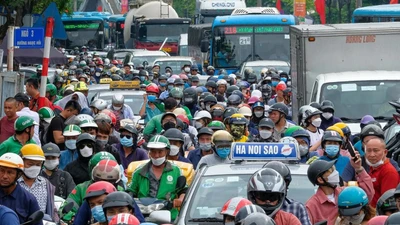 Cấm xe máy chạy xăng vào Vành đai 1: Người dân đi bằng gì?