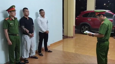 Bắt đối tượng dí súng vào đầu chủ quán bida đe dọa