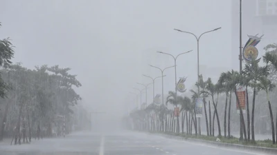 Mưa trắng trời, gió giật mạnh trước giờ bão số 5 Kajiki tiến vào đất liền