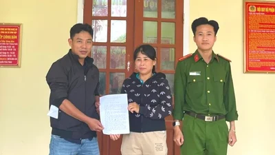Trao trả 900 triệu đồng cho người chuyển nhầm vào tài khoản