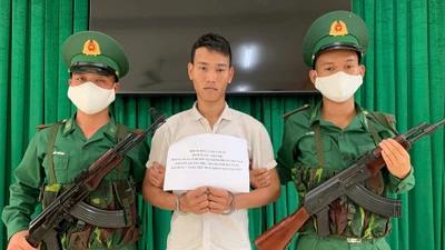 Bắt quả tang đối tượng giấu ma túy trong túi áo 
