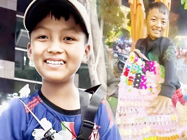 Thái độ lễ phép của cậu bé bán hàng rong khiến cô gái trẻ thay đổi ý định, hành động đẹp nhận về nhiều lời khen