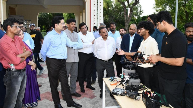Jayant Khatri và Sourya Choudhury giới thiệu UAV của họ trước nhà trường và quan chức Bộ quốc phòng Ấn Độ. drone-demonstration-by-bits-hyderabad-students.jpg