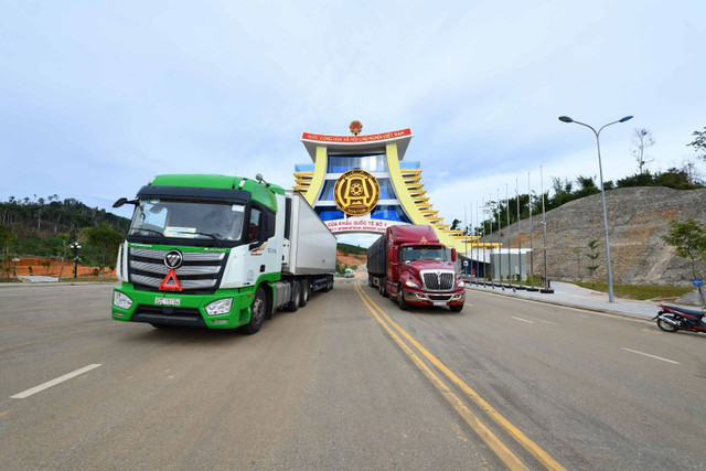 Xe vận tải hàng qua Khu kinh tế Cửa khẩu Bờ Y. Ảnh: Văn Đàm cua-khau-bo-y-2.jpg