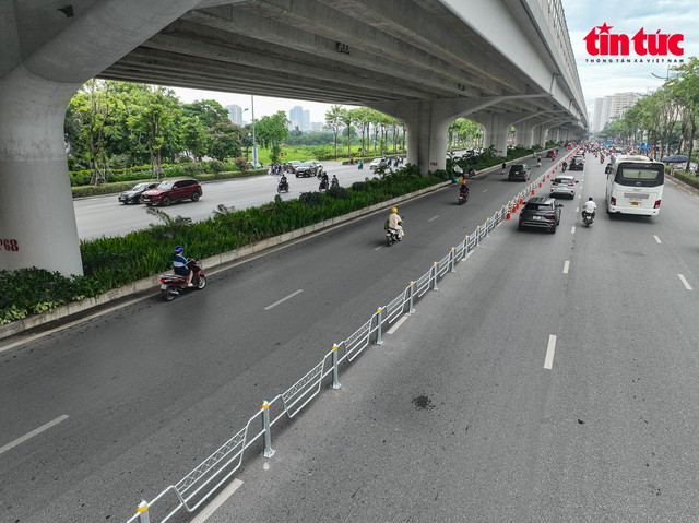 Sau khi dựng rào phân làn cứng, hai làn trong cùng bên trái dành riêng cho ô tô; các làn còn lại dành cho xe hỗn hợp. Sau khi dựng rào phân làn cứng, hai làn trong cùng bên trái dành riêng cho ô tô; các làn còn lại dành cho xe hỗn hợp.