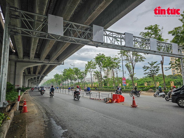 Hệ thống giá long môn đang được lắp đặt bằng xe nâng chuyên dụng. Hệ thống giá long môn đang được lắp đặt bằng xe nâng chuyên dụng.