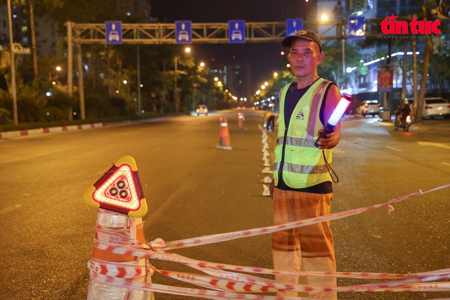 Công nhân căng dây phân luồng tạm thời, bảo đảm an toàn khu vực thi công. Công nhân căng dây phân luồng tạm thời, bảo đảm an toàn khu vực thi công.
