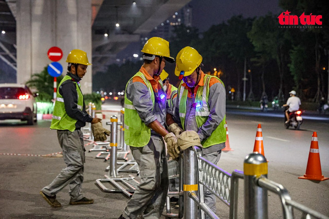 Mũi thi công số 2 đang hoàn thiện dải phân cách cứng trên đường Phạm Văn Đồng. Mũi thi công số 2 đang hoàn thiện dải phân cách cứng trên đường Phạm Văn Đồng.