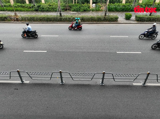 Việc phân làn giúp người tham gia giao thông di chuyển đúng làn và tránh chen lấn, đặc biệt trong giờ cao điểm. Việc phân làn giúp người tham gia giao thông di chuyển đúng làn và tránh chen lấn, đặc biệt trong giờ cao điểm.