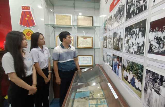 Tuổi trẻ Trường THPT Lê Khiết học tập, phát huy truyền thống hiếu học, tự hào là ngôi trường mà nguyên Chủ tịch nước đã từng học tập, trưởng thành. Ảnh: Tuệ Minh. tuoi-tr-le-khiet.jpg