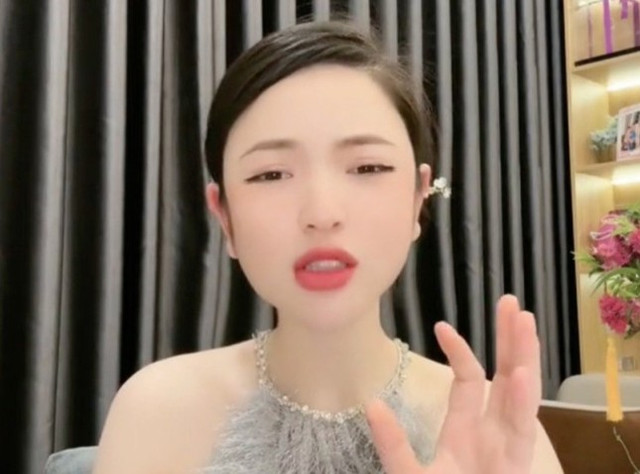 Bà xã Quang Hải thường xuyên livestream. Bà xã Quang Hải thường xuyên livestream.