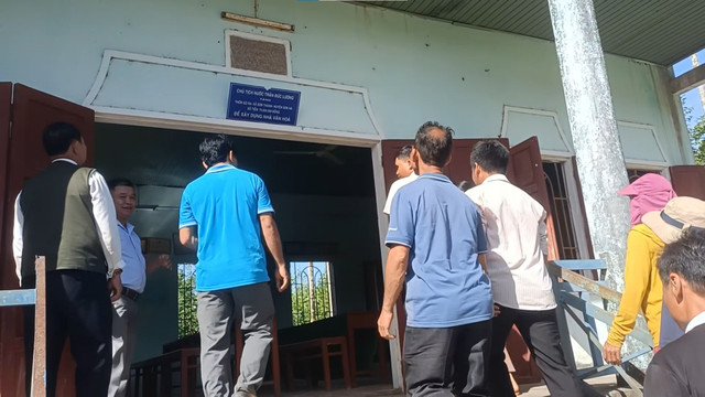 Người dân thôn Gò Ra, xã Sơn Thành, huyện Sơn Hà, tỉnh Quảng Ngãi tập trung tại nhà văn hóa để cùng nhau tưởng nhớ, ôn lại ký ức lần gặp gỡ Chủ tịch nước Trần Đức Lương vào năm 2003. Ảnh: Tuệ Minh. tuong-nho.jpg
