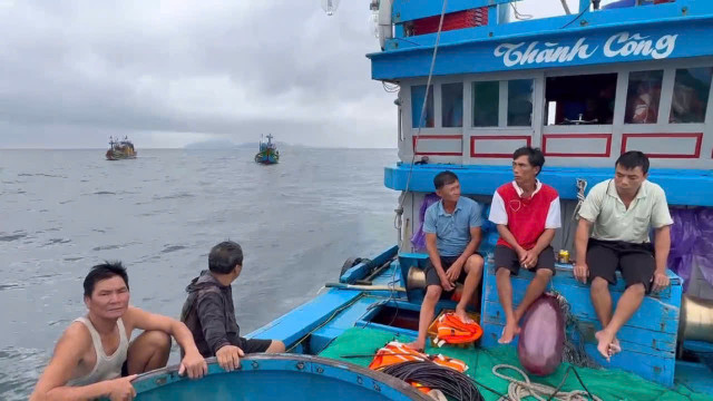 Các tàu thuyền hành nghề lân cận đã kịp thời cứu hộ toàn bộ 11 thuyền viên trên tàu cá gặp nạn. z6716888491085-a4a165f4b76f7f1099ffcd266fb81c8e.jpg