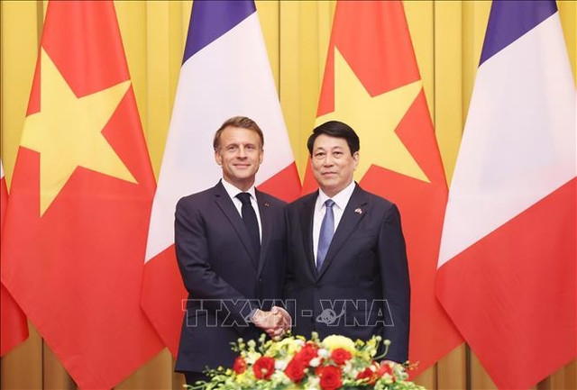 Chủ tịch nước Lương Cường và Tổng thống Pháp Emmanuel Macron chụp ảnh chung trước hội đàm. Ảnh: Lâm Khánh/TTXVN Chủ tịch nước Lương Cường và Tổng thống Pháp Emmanuel Macron chụp ảnh chung trước hội đàm. Ảnh: Lâm Khánh/TTXVN