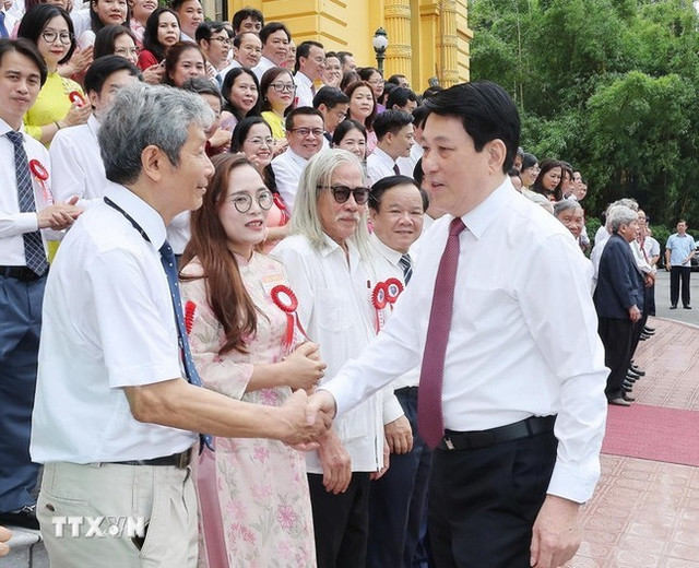 Chủ tịch nước Lương Cường gặp mặt các nhà báo tiêu biểu toàn quốc. (Ảnh: Lâm Khánh/TTXVN) Chủ tịch nước Lương Cường gặp mặt các nhà báo tiêu biểu toàn quốc. (Ảnh: Lâm Khánh/TTXVN)