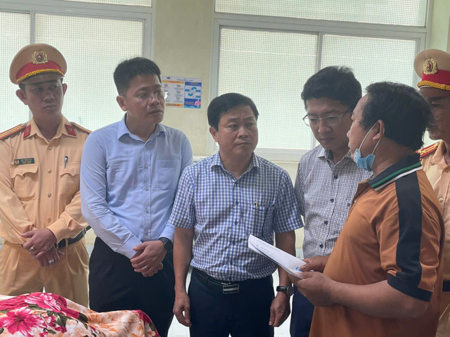 Giám đốc Sở Xây dựng kiêm Phó trưởng ban thường trực Ban ATGT tỉnh Quảng Ngãi Nguyễn Phúc Nhân (thứ 3 từ trái sang) cùng lãnh đạo huyện Bình Sơn thăm hỏi, động viên các nạn nhân bị thương. Ảnh: Tuệ Minh Giám đốc Sở Xây dựng kiêm Phó trưởng ban thường trực Ban ATGT tỉnh Quảng Ngãi Nguyễn Phúc Nhân (thứ 3 từ trái sang) cùng lãnh đạo huyện Bình Sơn thăm hỏi, động viên các nạn nhân bị thương. Ảnh: Tuệ Minh