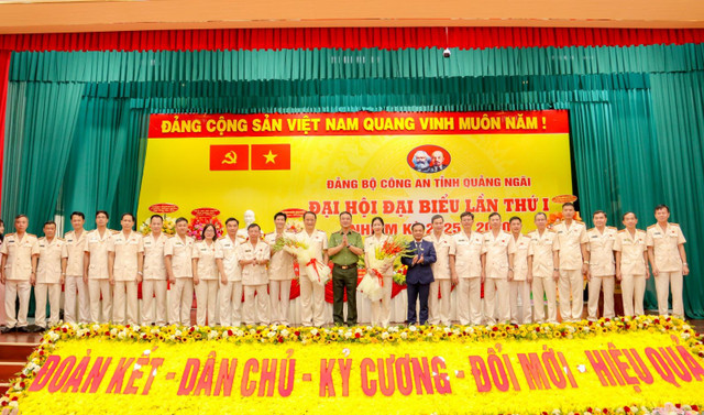 Thượng tướng Phạm Thế Tùng, Thứ trưởng Bộ Công an cùng ông U Huấn, Phó Bí thư Thường trực Tỉnh ủy tặng hoa chúc mừng Ban chấp hành Đảng bộ Công an tỉnh Quảng Ngãi. cong-an-4.jpg