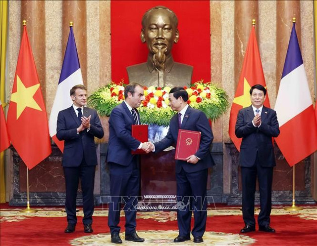 Bộ trưởng Bộ Quốc phòng Phan Văn Giang và Bộ trưởng Bộ Quân đội Pháp Sébastien Lecornu trao đổi Ý định thư giữa Bộ Quốc phòng hai nước về tăng cường hợp tác trong lĩnh vực trang bị quốc phòng. Ảnh: Lâm Khánh/TTXVN Bộ trưởng Bộ Quốc phòng Phan Văn Giang và Bộ trưởng Bộ Quân đội Pháp Sébastien Lecornu trao đổi Ý định thư giữa Bộ Quốc phòng hai nước về tăng cường hợp tác trong lĩnh vực trang bị quốc phòng. Ảnh: Lâm Khánh/TTXVN