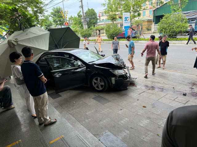 Chiếc ô tô gây tai nạn chỉ dừng lại khi tông thẳng vào cây xanh trên vỉa hè. Ảnh: Tuệ Minh z6649883445534-9018683db1ba184612108538ac99acc3.jpg