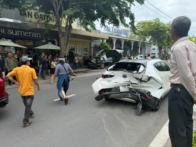 Ô tô màu trắng bị tông hư hỏng nặng phần đuôi xe. Ảnh: Tuệ Minh z6649883289798-9a8410ce81780b1b96e7558e04e93e5b.jpg