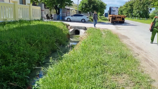 Nhà máy gạch không nung D.Q tại Khu công nghiệp Tịnh Phong có hành vi xả nước thải công nghiệp thông thường chưa qua xử lý ra môi trường. Nhà máy gạch không nung D.Q tại Khu công nghiệp Tịnh Phong có hành vi xả nước thải công nghiệp thông thường chưa qua xử lý ra môi trường.