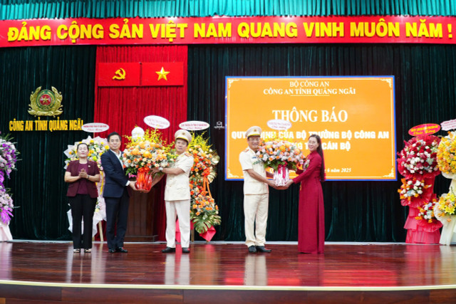 Lãnh đạo Tỉnh uỷ và UBND tỉnh Quảng Ngãi tặng hoa chúc mừng đại tá Hồ Song Ân và đại tá Hoàng Anh Tuấn. Lãnh đạo Tỉnh uỷ và UBND tỉnh Quảng Ngãi tặng hoa chúc mừng đại tá Hồ Song Ân và đại tá Hoàng Anh Tuấn.