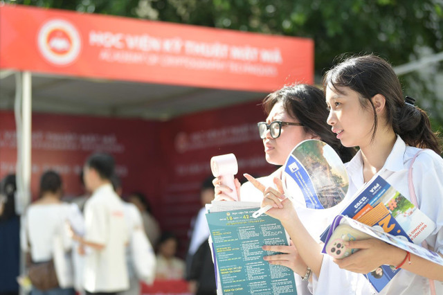 Thí sinh tìm hiểu thông tin tuyển sinh năm 2025 Ảnh: DƯƠNG TRIỀU Thí sinh tìm hiểu thông tin tuyển sinh năm 2025 Ảnh: DƯƠNG TRIỀU